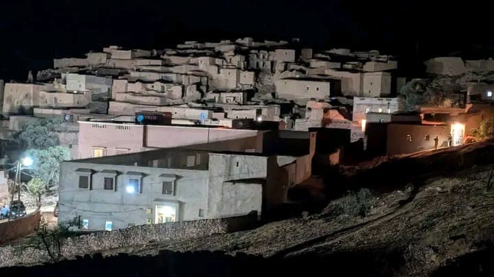 القرية ليلًا، وبيوتها مضاءة أيام الاحتفال.