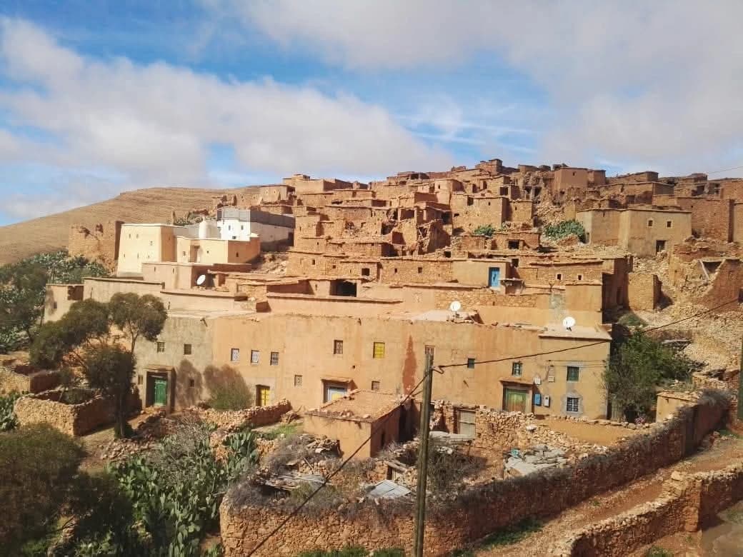 القرية مبنية في مدرّجات على التل: بيوت مطلية في الأسفل، والبيوت القديمة من الحجر في الأعلى.
